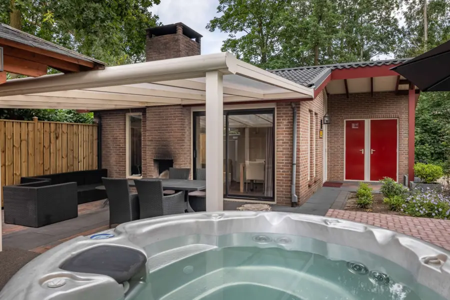 HH huren Wellnessbungalow Anemoon buiten terras jacuzzi 4 LR